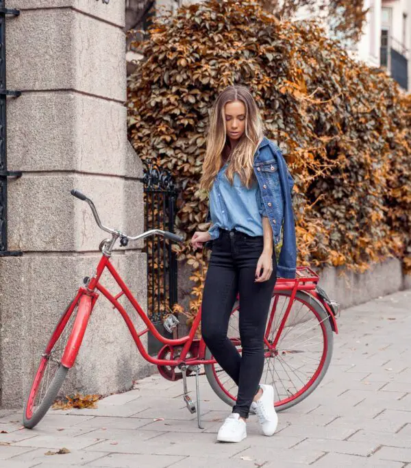 1-denim-on-denim-outfit-with-canvas-sneakers