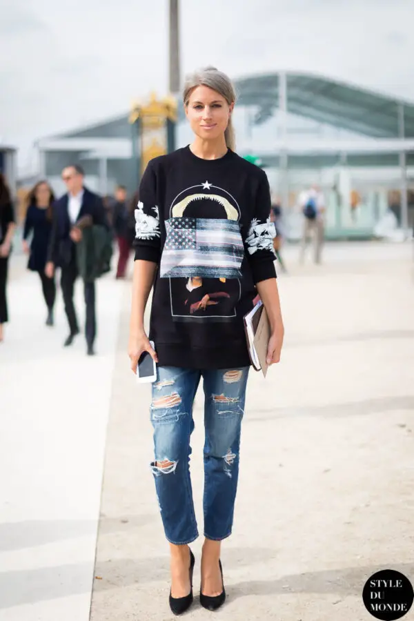 1-graphic-top-with-distressed-jeans-and-classic-pumps