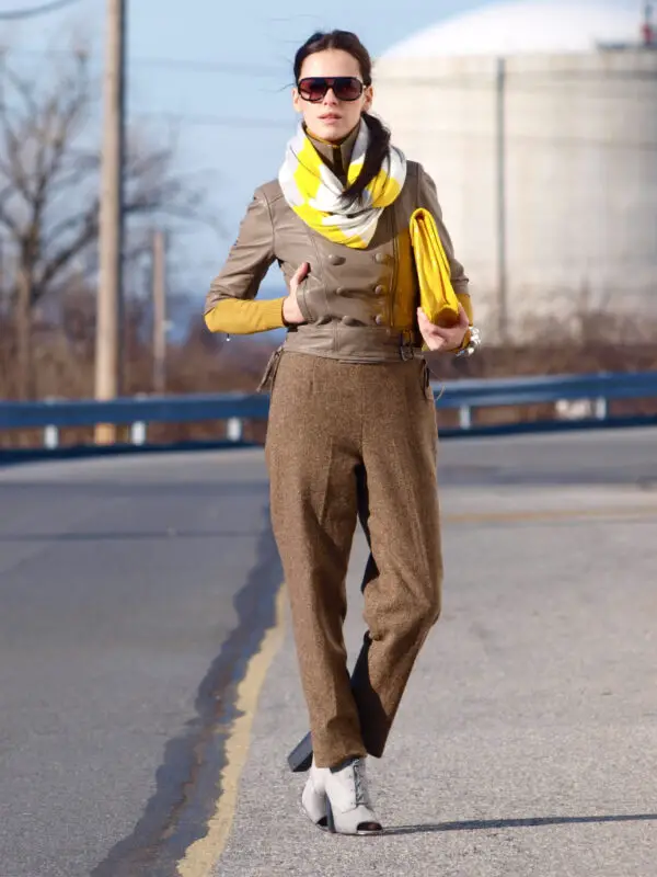 1-monochromatic-outfit-with-yellow-scarf