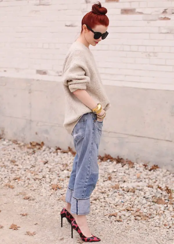 1-oversized-sweater-with-cuffed-jeans-and-printed-pumps