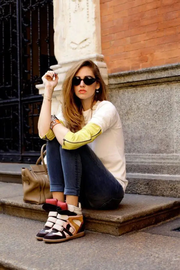 1-skinny-jeans-and-casual-top-with-wedge-sneakers