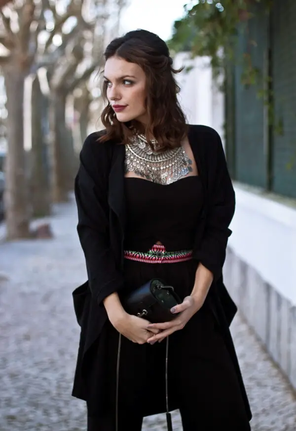 1-statement-metallic-bib-necklace-with-black-outfit