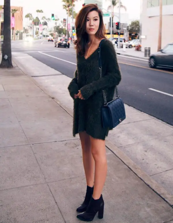 1-sweater-dress-with-chunky-boots-and-quilted-bag-2