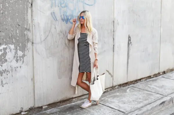 1-tote-bag-with-striped-dress