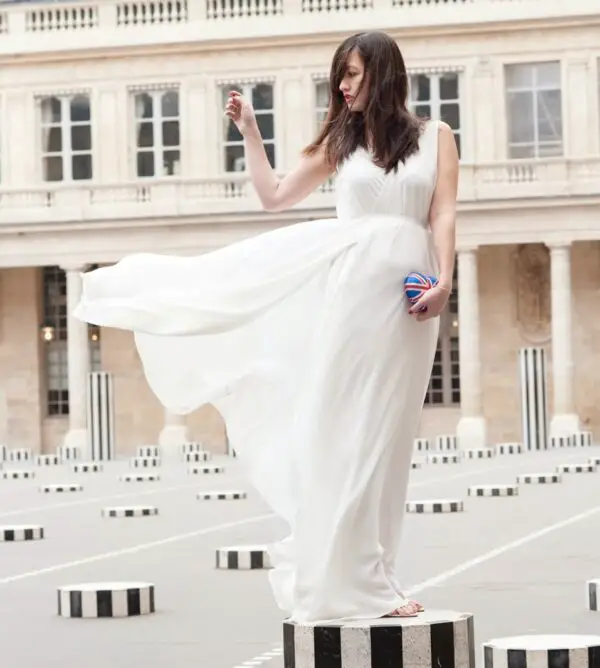 1-white-maxi-dress-with-printed-clutch