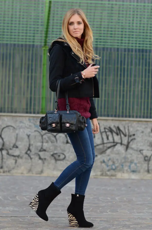 2-black-mini-bag-with-casual-outfit