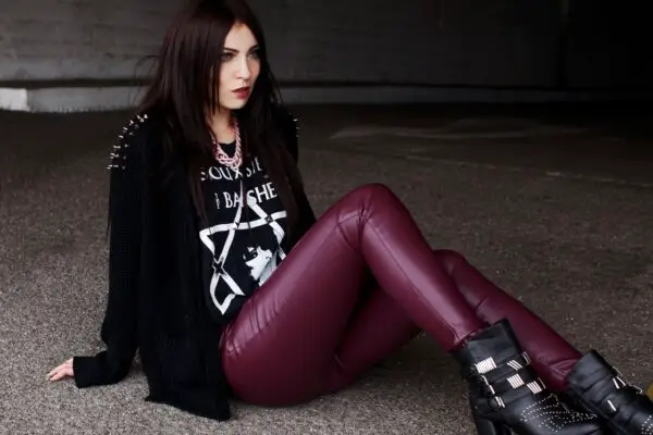 2-graphic-shirt-with-leather-trousers