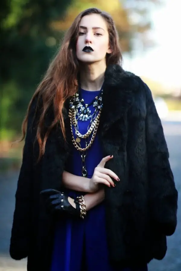 2-layered-necklaces-with-blue-dress-and-fur-coat