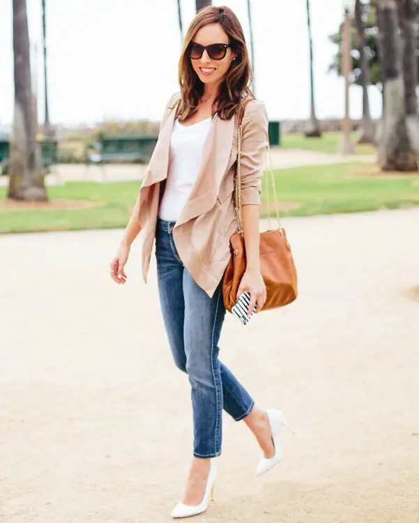 2-skinny-jeans-with-classic-pumps-and-white-top