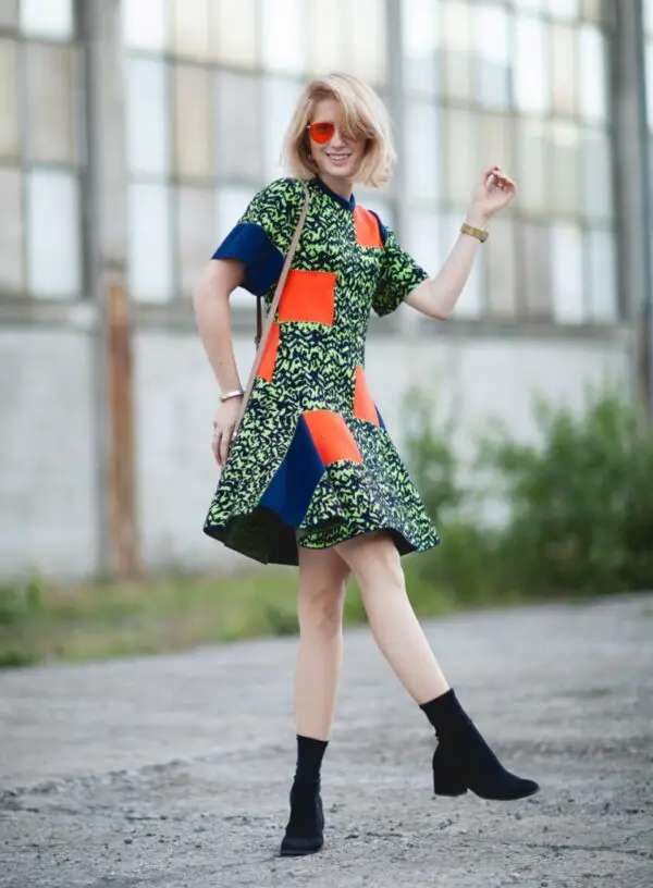 3-abstract-print-dress-with-orange-sunglasses