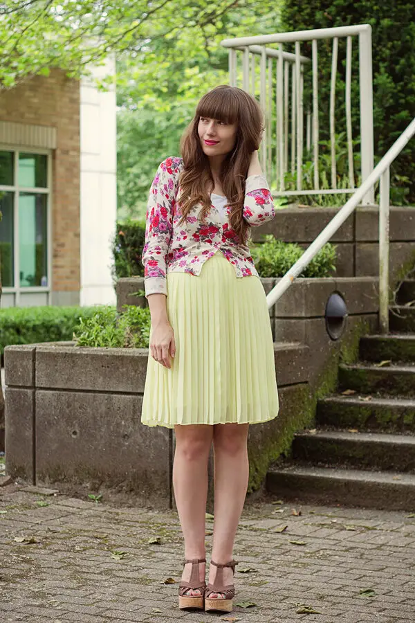 3-feminine-skirt-with-floral-blouse