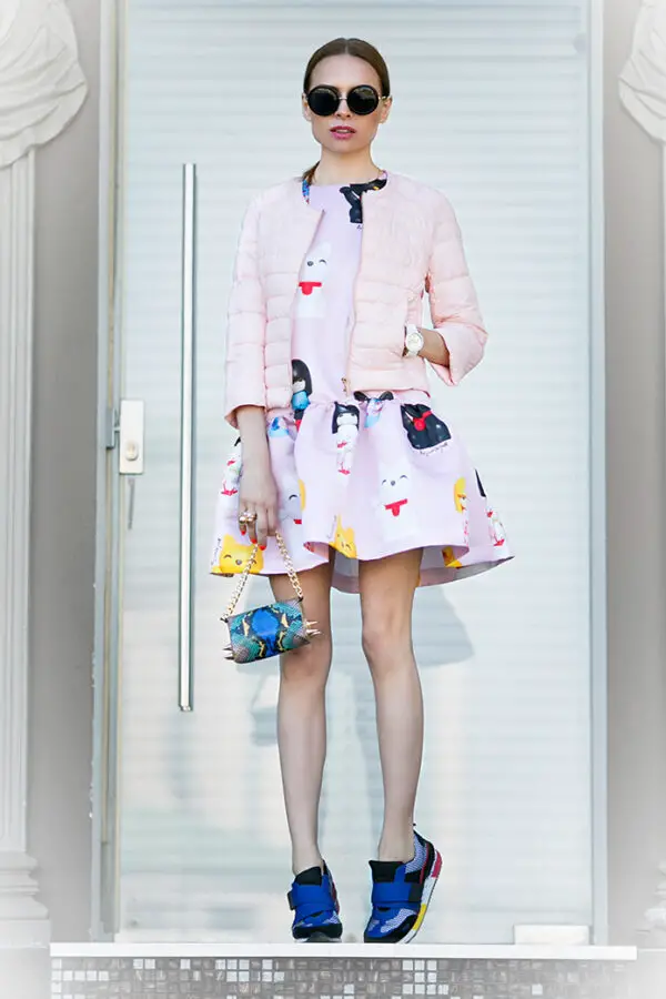 3-quirky-dress-with-blazer-and-sneakers