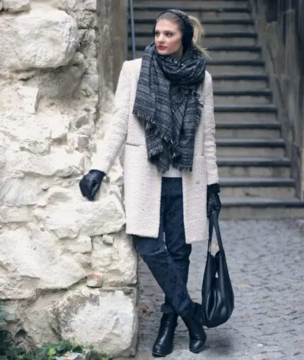 3-winter-scarf-with-leather-gloves-and-casual-outfit