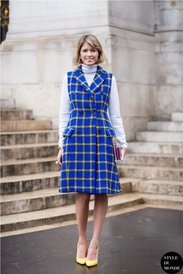4-checkered-coat-with-turtleneck-top-and-pumps