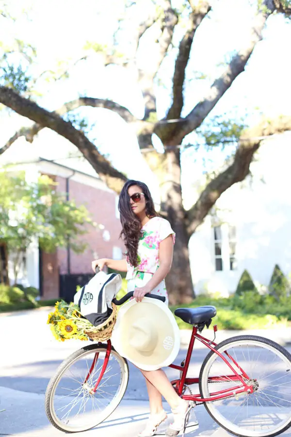 4-chic-floral-outfit-with-hat
