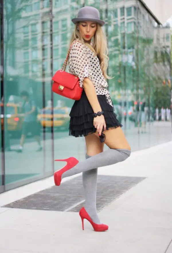 4-chic-outfit-with-high-socks-and-pumps