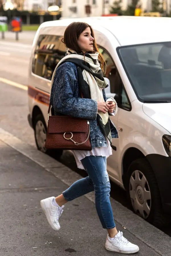 4-layered-top-and-jeans-with-canvas-sneakers