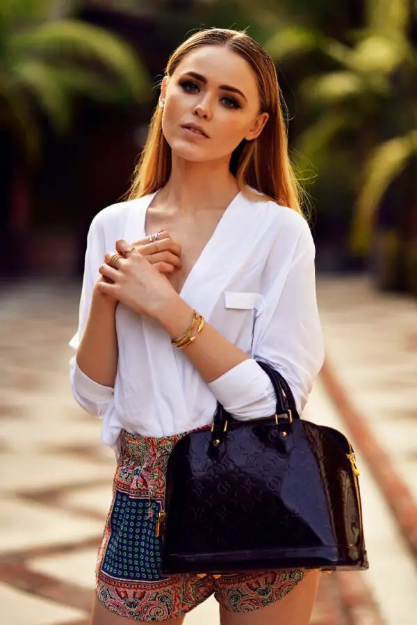 4-low-cut-blouse-with-printed-shorts