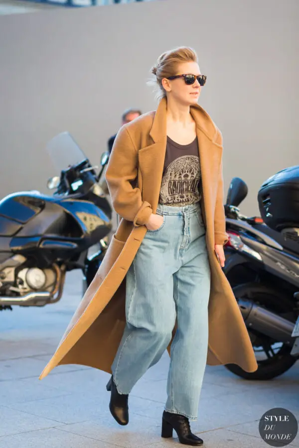 4-oversized-jeans-with-graphic-top-and-coat
