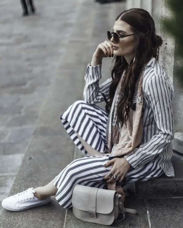4-striped-outfit-with-sneakers