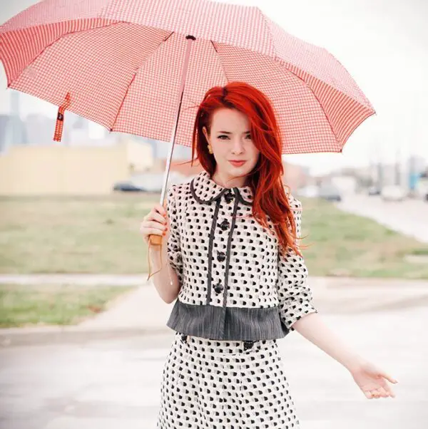 4-vintage-outfit-with-cute-umbrella