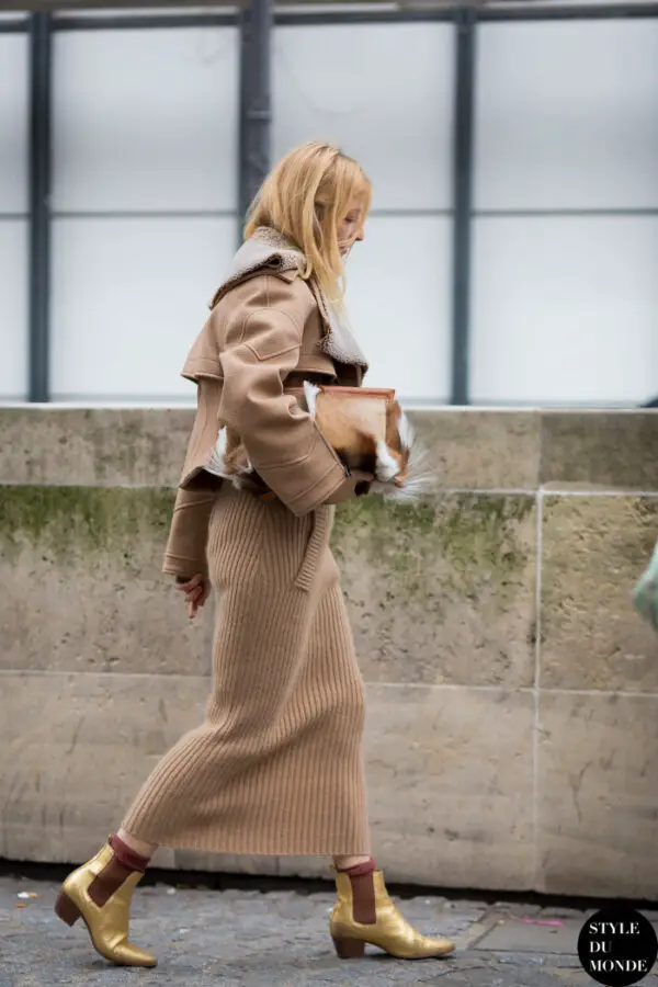 5-camel-outfit-with-gold-chelsea-boots
