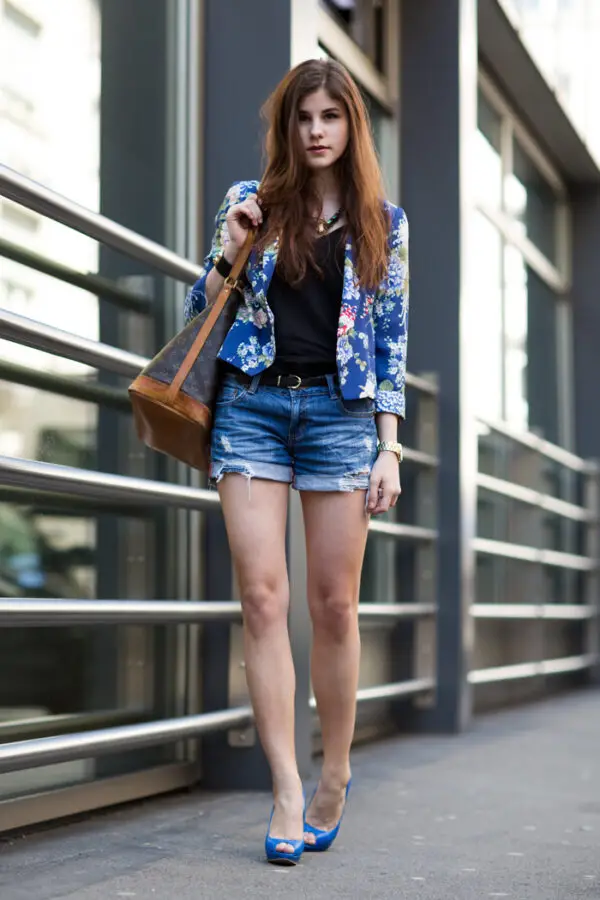5-floral-blazer-with-distressed-denim-shorts-and-peep-toe-pumps