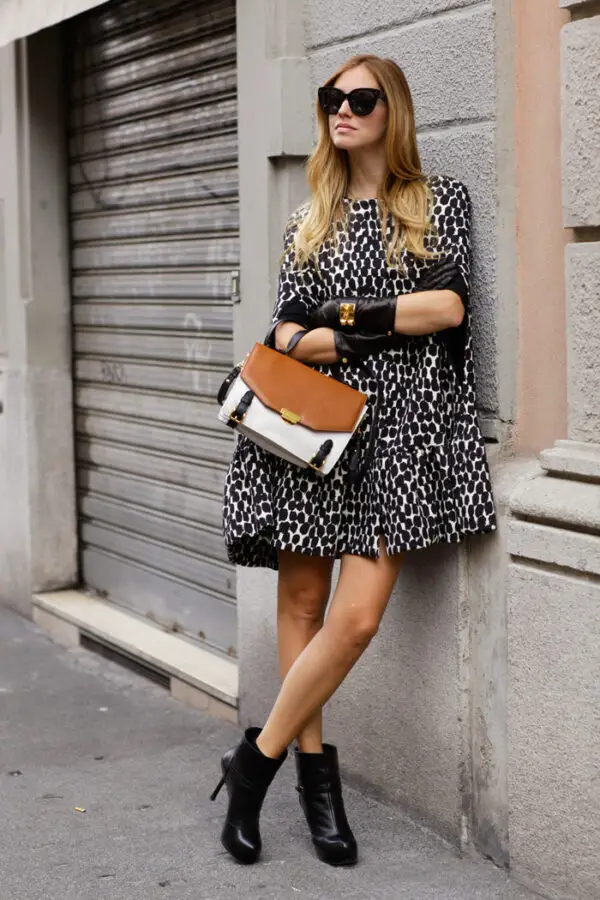 5-printed-cape-with-ankle-boots-and-structured-bag