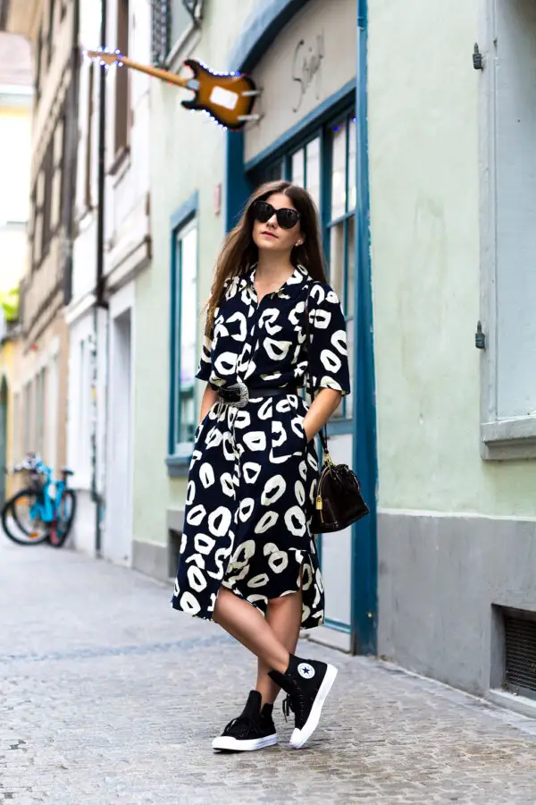 5-quirky-print-outfit-with-sneakers