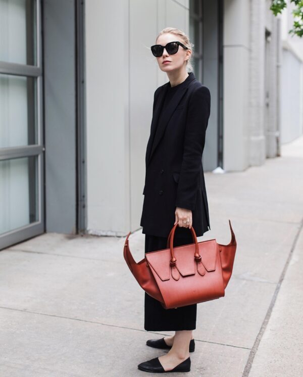5-structured-bag-with-all-black-outfit