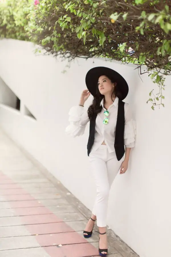 6-white-jeans-with-chic-top-and-hat