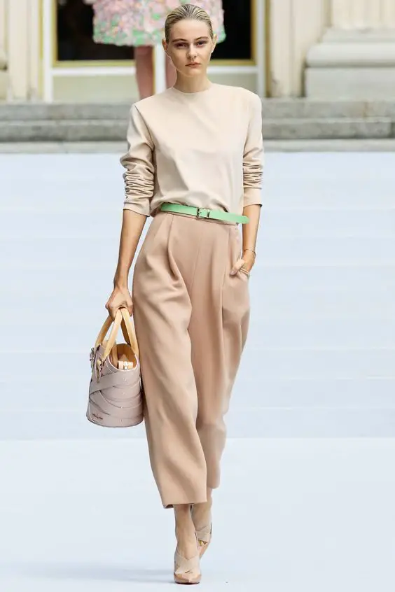 accessorized-outfit-with-pastel-colored-belt
