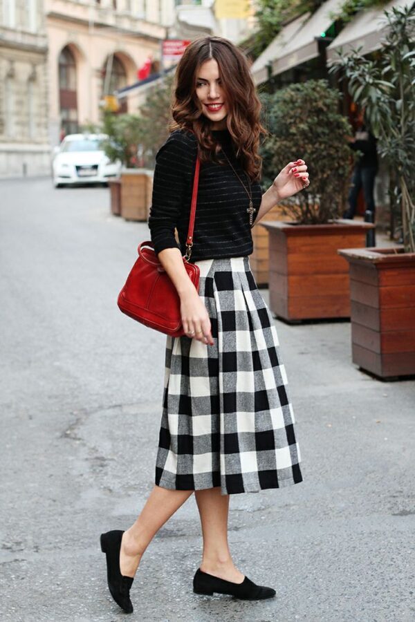 black-monochrome-outfit-and-red-bag