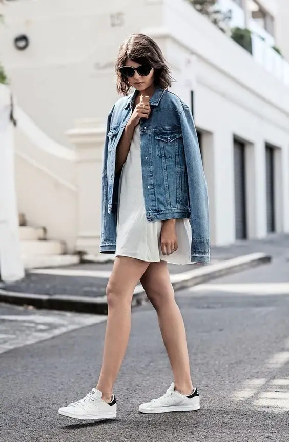 denim-jacket-with-an-all-white-outfit