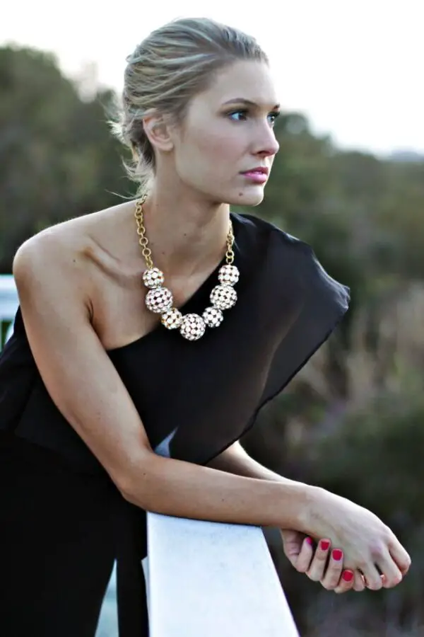 gold-chain-chunky-necklace-and-lbd