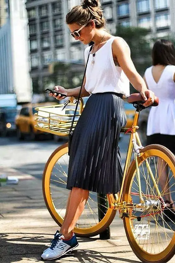 pleated-skirt-with-sneakers