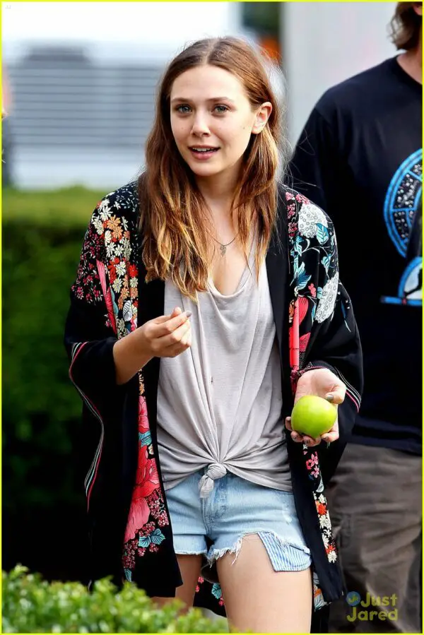 a-makeup-free-elizabeth-olsen-looks-worn-out-on-the-set-of-very-good-girls-in-nyc