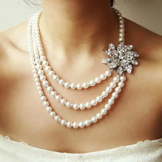 vintage-pearl-necklace-and-brooch