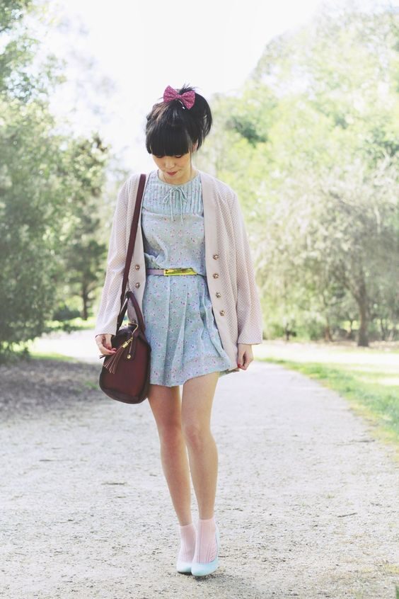 vintage-themed-outfit-with-pastel-colors
