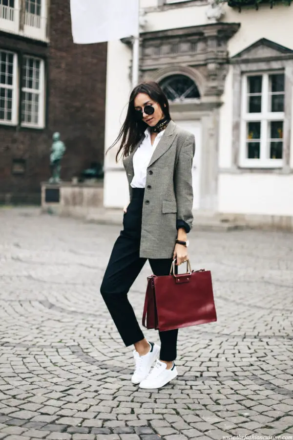 1-edgy-outfit-with-structured-bag-and-scarf