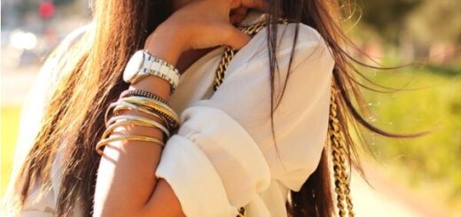 1-gold-bracelet-and-watch-with-chic-outfit