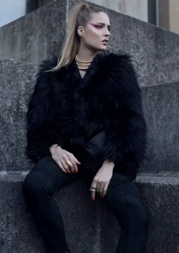 1-gold-choker-with-black-fur-jacket-and-skinny-jeans