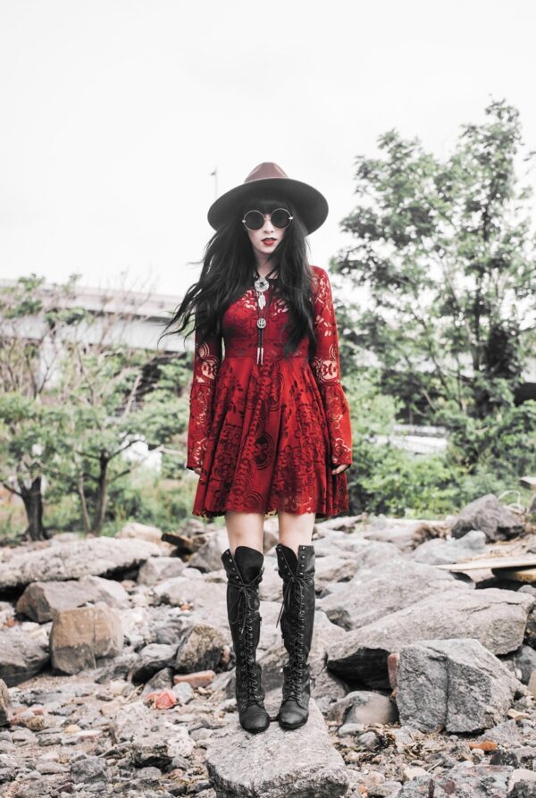 1-lace-dress-with-boho-hat-and-necklace