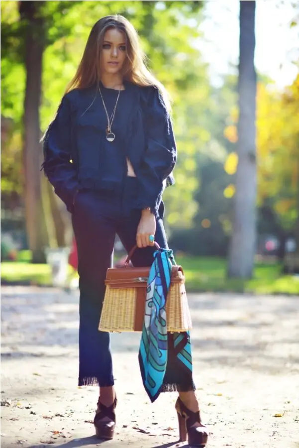 1-layered-necklace-with-navy-outfit