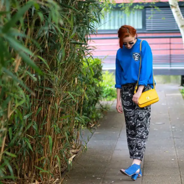 1-neon-clutch-bag-with-blue-sweater-and-leopard-pants