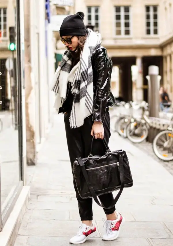 1-printed-scarf-with-edgy-chic-outfit-and-colored-sneakers