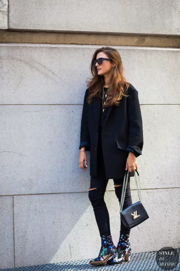1-skinny-jeans-with-black-coat-and-clutch