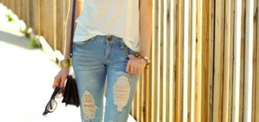 1-white-t-shirt-with-distressed-jeans-and-chic-accessories