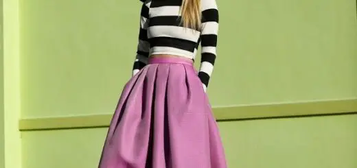 1-wide-brimmed-hat-with-midi-skirt-and-striped-top-1