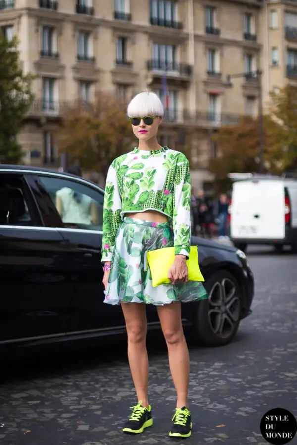 2-eccentric-outfit-with-neon-sneakers-and-clutch